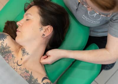 Fizjoterapeuta w trakcie terapii manualnej tkanek miękkich okolic karku