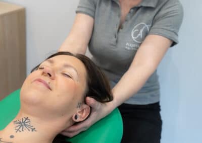 Fizjoterapeuta Wrocław podczas terapii manualnej kręgosłupa szyjnego